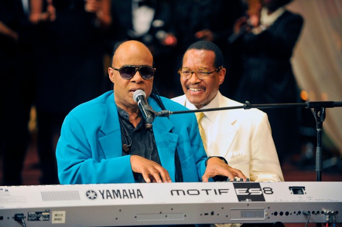 Stevie Wonder sings to Bishop Blake during the birthday celebration. (Valerie Goodloe photo)