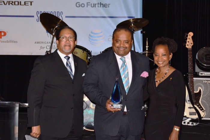 NNPA president and CEO, Benjamin F. Chavis (left) and NNPA chair Denise Rolark Barnes (right) present Roland Martin with a 2015 NNPA Leadership Award. (Roy Lewis/Washington Informer)