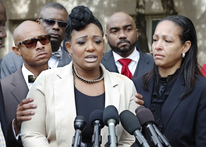 Shardayreon Hill, center, one of the accusers of former Oklahoma City police officer Daniel Holtzclaw, stands with her parents, Tyral Muhammad, left, and LaTonya Muhammad, right, during a news conference in Oklahoma City, Friday, Dec. 11, 2015. (AP Photo/Sue Ogrocki)