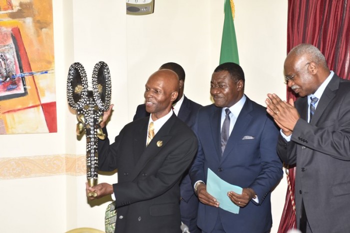 Prime Minister Philemon Yang (right) gifts Nijel Binns with a carved elephant sculpture. Photo by Ian Foxx 