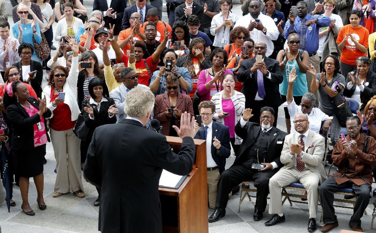 Virginia governor enables 200,000 felons to vote in November