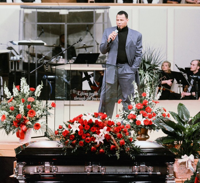 Rod Woodson, a client of  sports agent Eugene Parker, speaks Saturday, April 16, 2016, at the funeral for Parker at First Assembly of God Church in Fort Wayne, Ind. (Michelle Davies/The Journal Gazette via AP) 