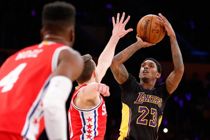  Los Angeles Lakers' Lou Williams shoots the ball against the Philadelphia 76ers during the second half of an NBA basketball game, Friday, Jan. 1, 2016, in Los Angeles. The Lakers won 93-84. (AP PHOTO/DANNY MOLOSHOK)