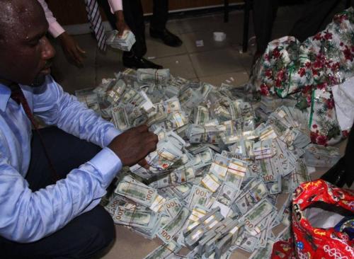 Tipoff Leads Anti-Graft Swat Team to Upscale Lagos Pad and Bundles of U.S. Cash