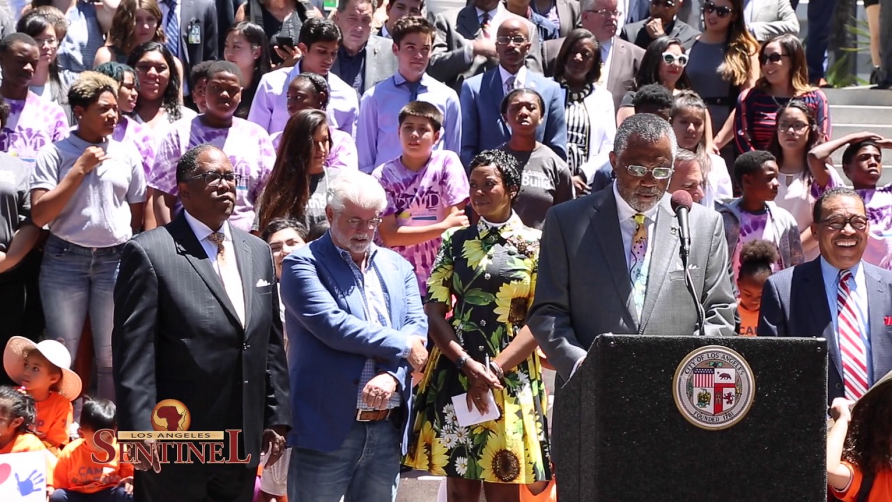 Councilmember Curren Price presents George Lucas and Mellody Hobson with gift