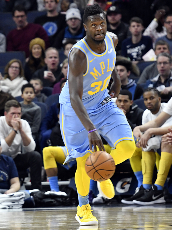 Lakers Stung by Charlotte Hornets