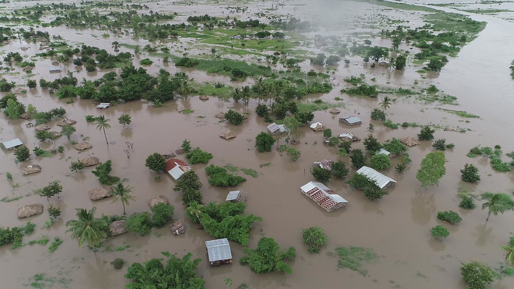 MASSIVE CYCLONE BATTERS ZIMBABWE AND MOZAMBIQUE, HUNDREDS FEARED DEAD