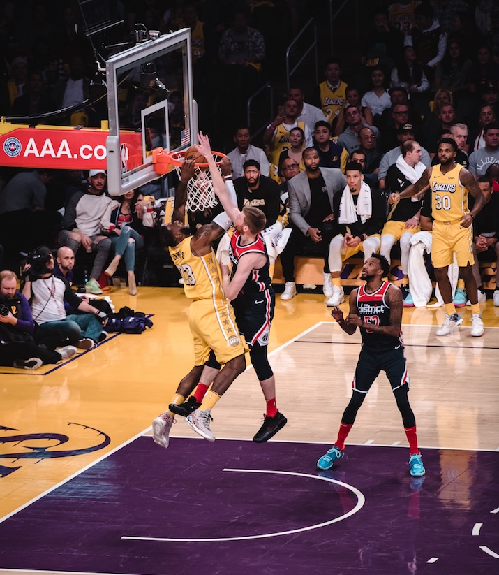 Lakers Cruise to 10th Straight Win vs. Wizards 