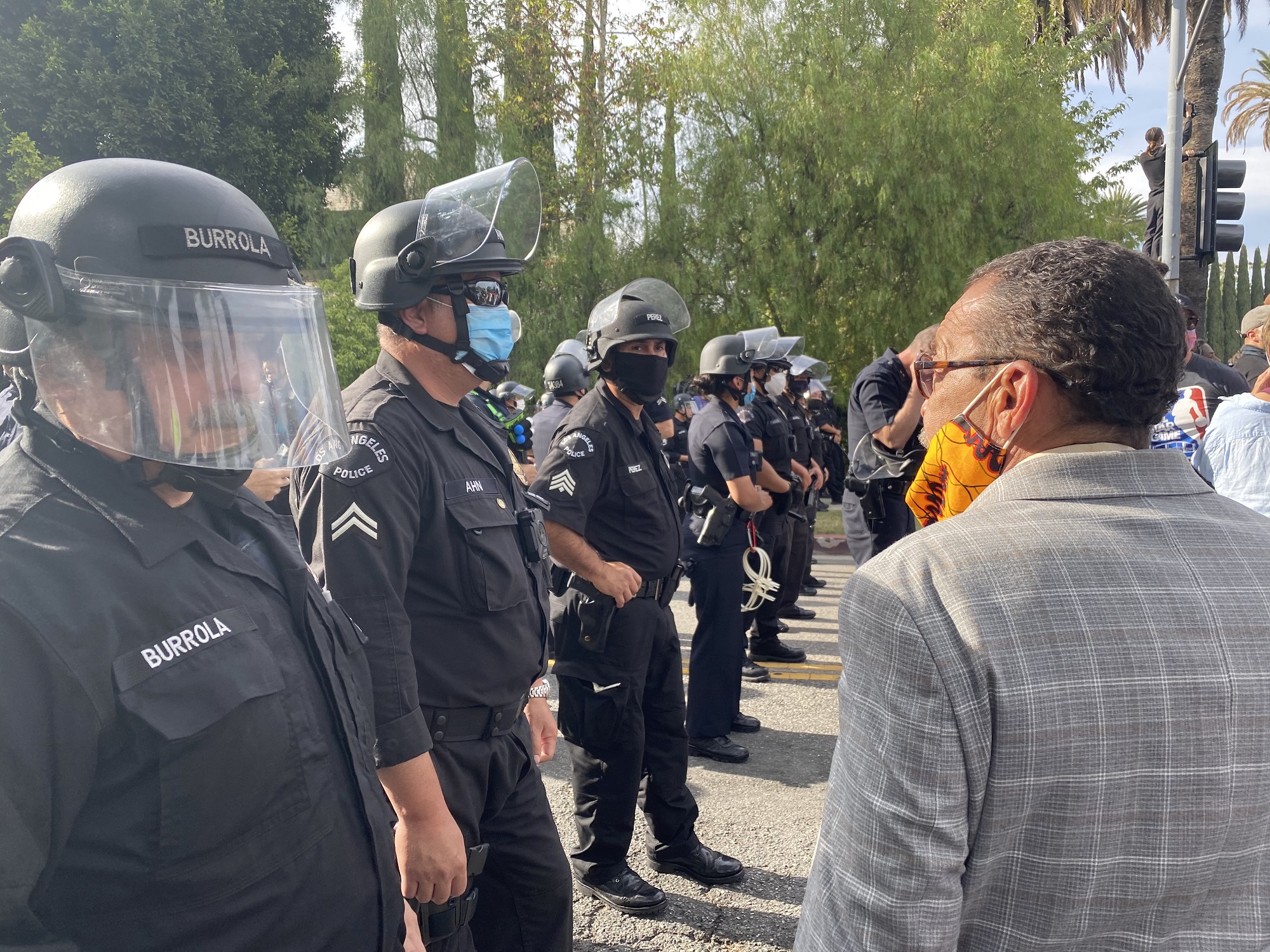 Councilman Wesson speaks to LAPD on the front lines