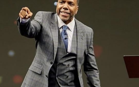 Dr. Creflo Dollar Urges Believers to Seek to Please God, Not Others