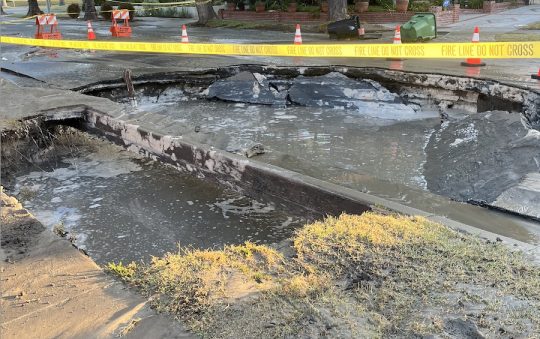 Water Main Break Floods Somerset Drive in Crenshaw Manor