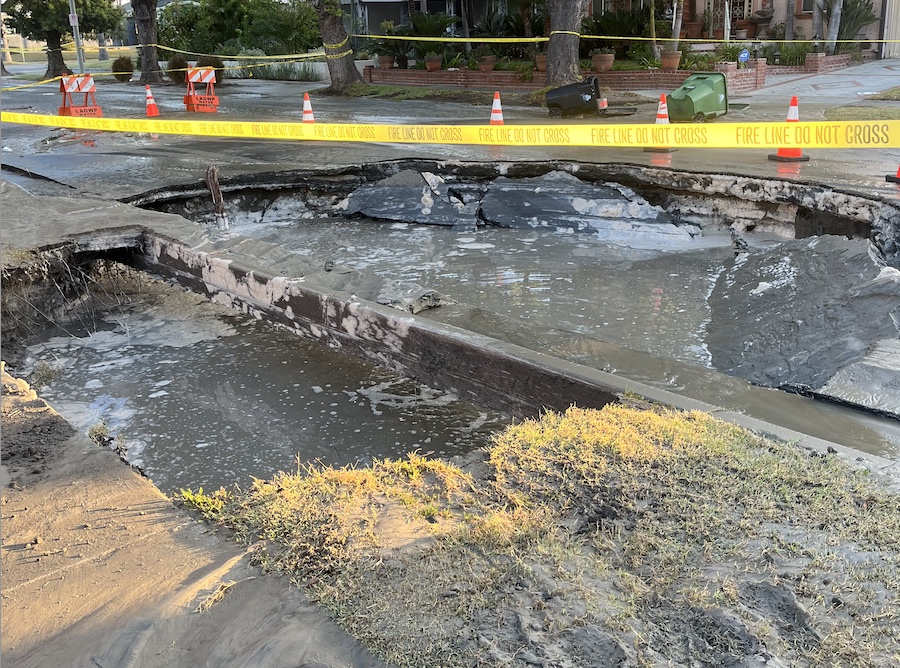 Water Main Break Floods Somerset Drive in Crenshaw Manor