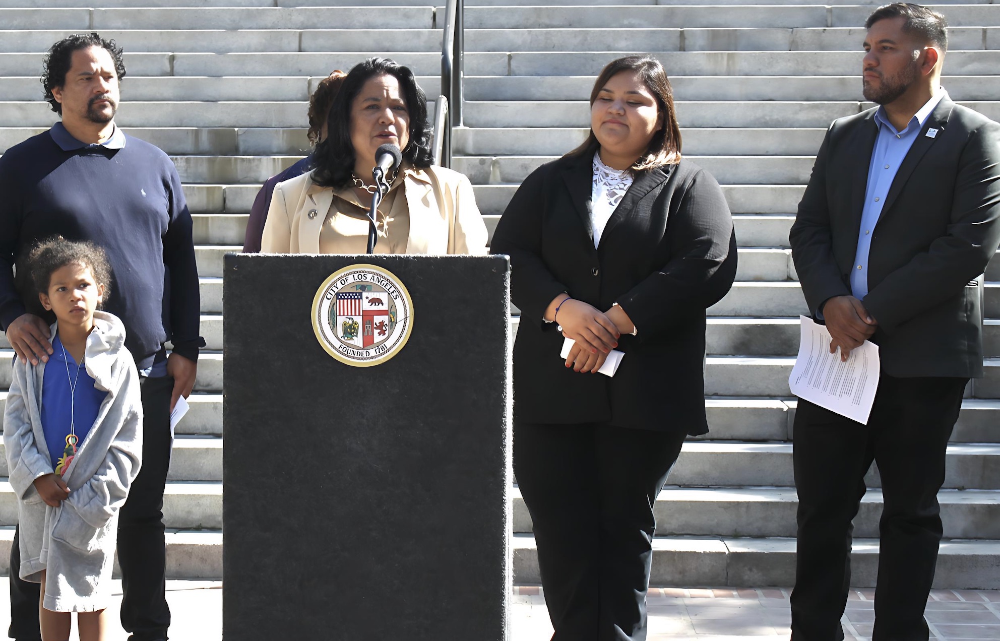 Councilwoman Hutt Calls for L.A. to Ban Cashless Businesses