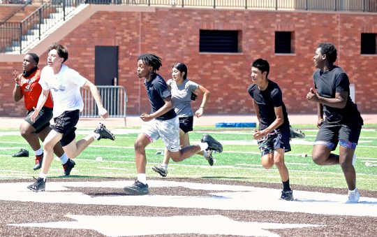 Former NFL All-Pro Hosts Free Football Camp