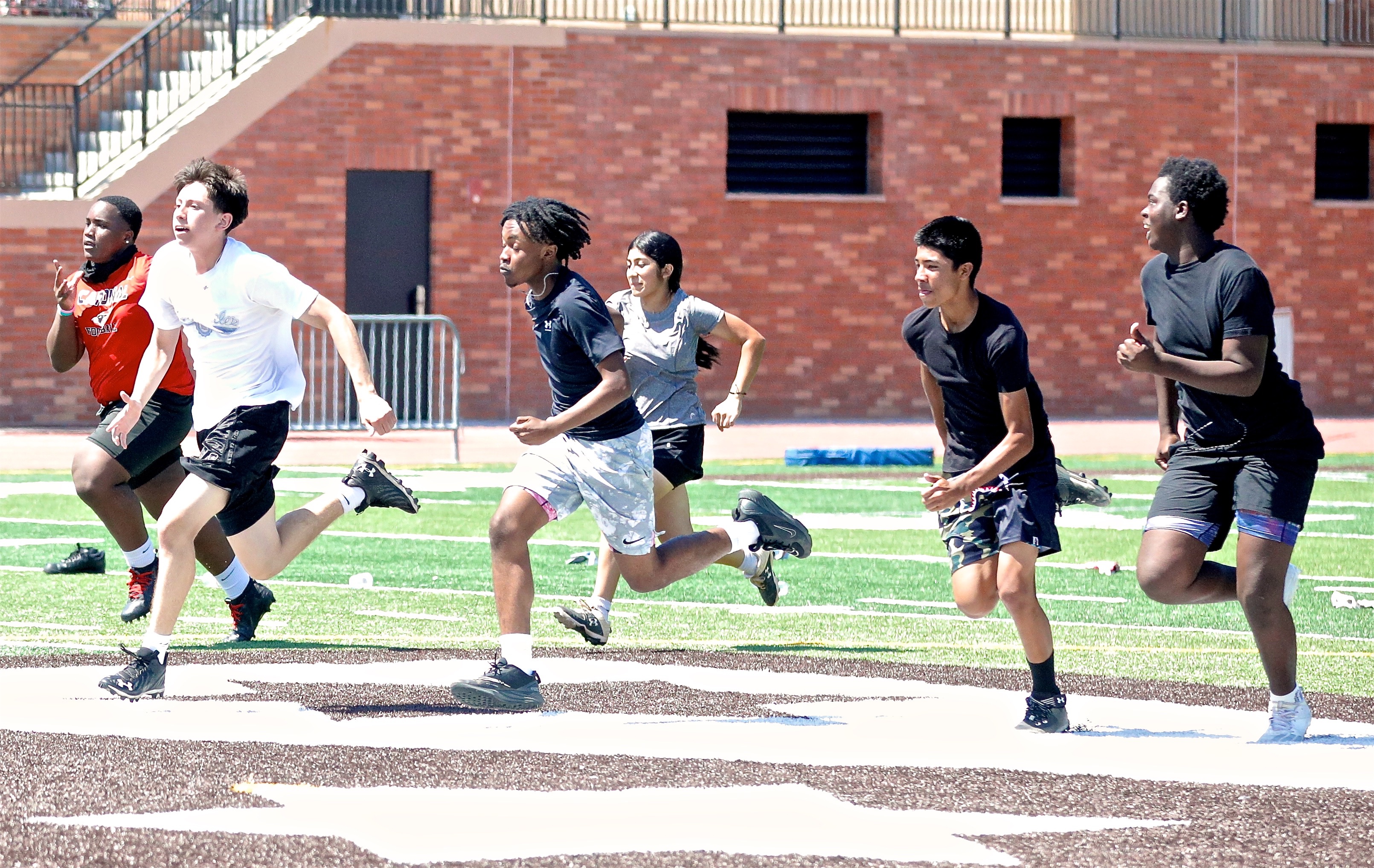 Former NFL All-Pro Hosts Free Football Camp