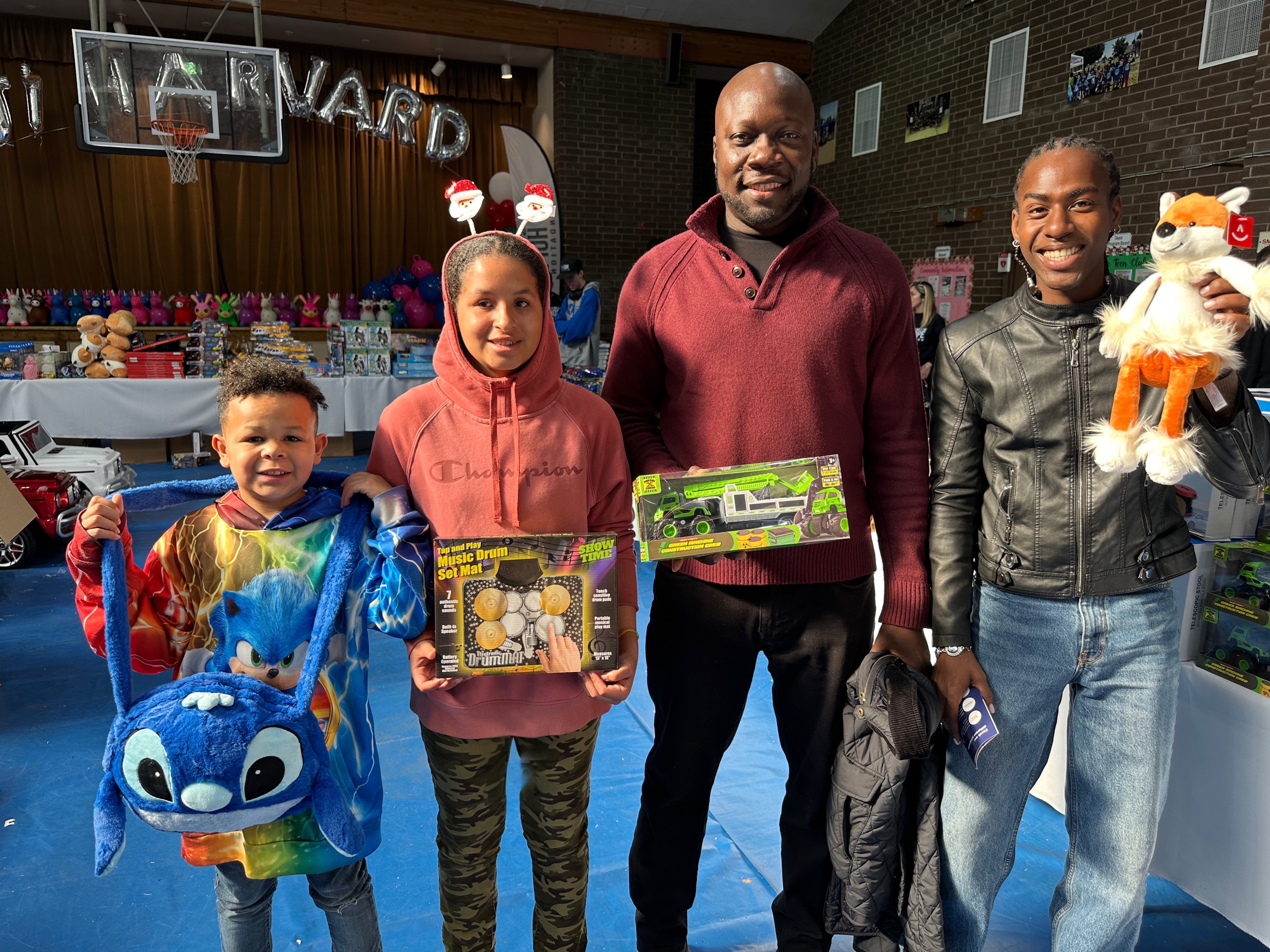 Simin Hope Foundation and LAPD Host 10th Winter Wonderland and Toy Giveaway