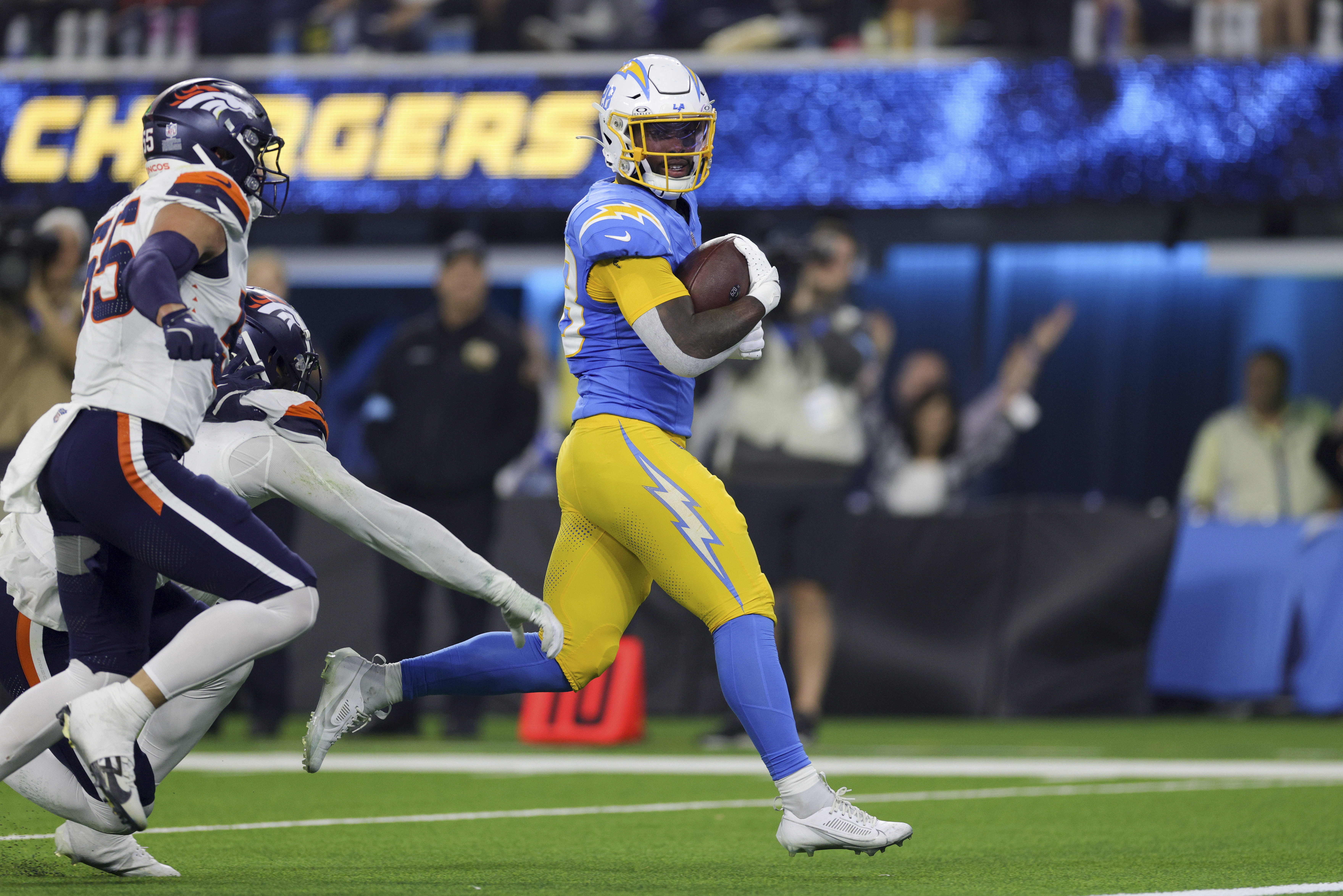 Chargers Thwart Divisional Foe on Thursday Night